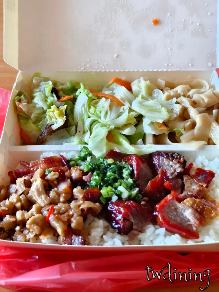 台中市北屯區太平路真味北平烤鴨 zhen-wei-beiping-roast-duck honey-char-siu-bento 蜜汁叉燒便當配上脆口辣菜脯與鮮甜高麗菜，經典的 taichung-local-food 在地排隊美食便當首選