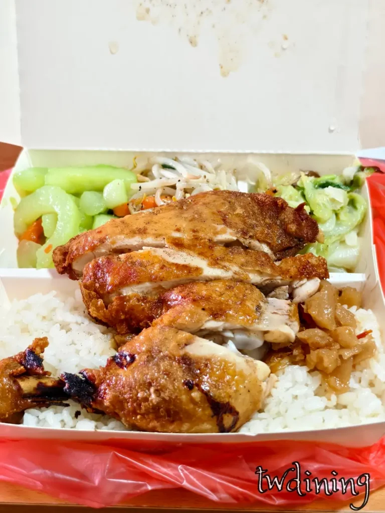 鮮嫩多汁 large-fried-chicken-leg 真味北平烤鴨脆皮炸雞腿便當，細節呈現 crispy-skin 與 tender-meat 完美比例，位於 taichung-beitun 在地人大推的 soul-food 靈魂美食，咬下瞬間肉汁炸裂