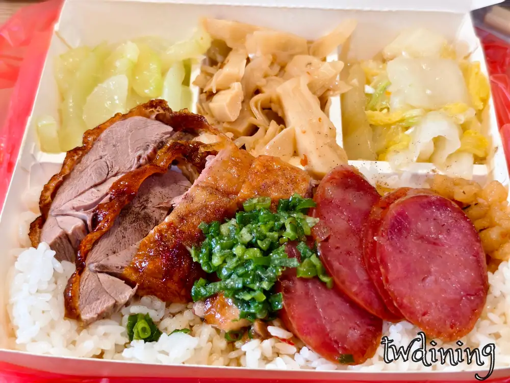 靈魂細節呈現真味北平烤鴨 zhen-wei-beiping-roast-duck 脆皮燒鴨與 juicy-sausage 台式香腸組合，搭配 crunchy-bamboo-shoots 脆筍與鮮甜蔬菜，咬下充滿 smoky-flavor 煙燻香氣與肉汁感