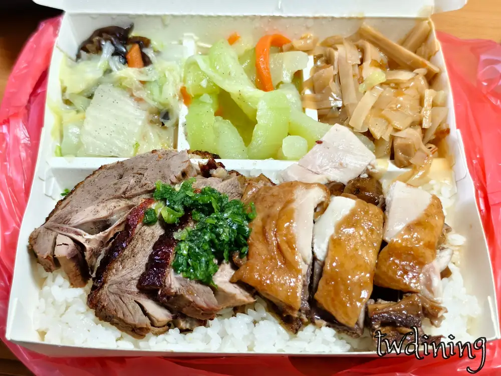 zhen-wei-beiping-roast-duck 燒鴨油雞雙拼便當淋上靈魂 green-onion-sauce 蔥油醬，呈現 roasted-duck 與 soy-chicken 誘人色澤與油亮視覺氛圍，豐富配菜打造道地 taichung-bento 美食饗宴