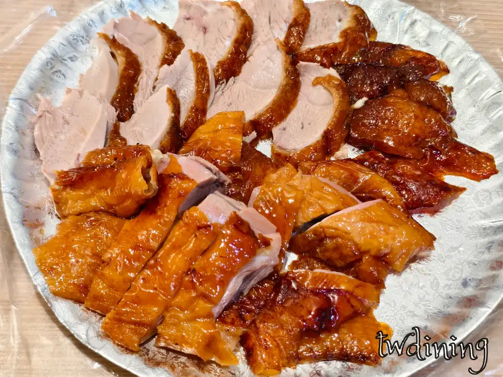 真味北平烤鴨 zhen-wei-beiping-roast-duck 片皮鴨切盤展現 crispy-skin 酥脆金黃外皮，肉質 tender-meat 多汁飽滿且油脂香氣十足，taichung-delicacy 專業職人刀工切片呈現極致美味感