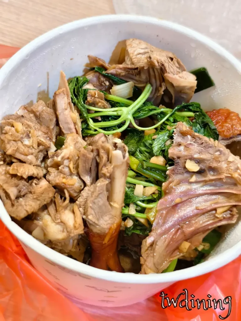 真味北平烤鴨一鴨二吃之 stir-fried-duck-bones 炒鴨架，加入大量九層塔、大蒜與特製醬汁呈現 savory-sauce 濃厚香氣，骨邊肉質 tender-meat 醬香入味，是 taichung-roast-duck 必吃的靈魂細節
