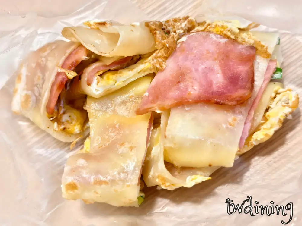 台中北區漢口路台北永和豆漿 bacon-egg-pancake 培根蛋餅 crispy-texture-skin 傳統早餐蛋香十足靈魂細節 tender-meat-slice 極致美味