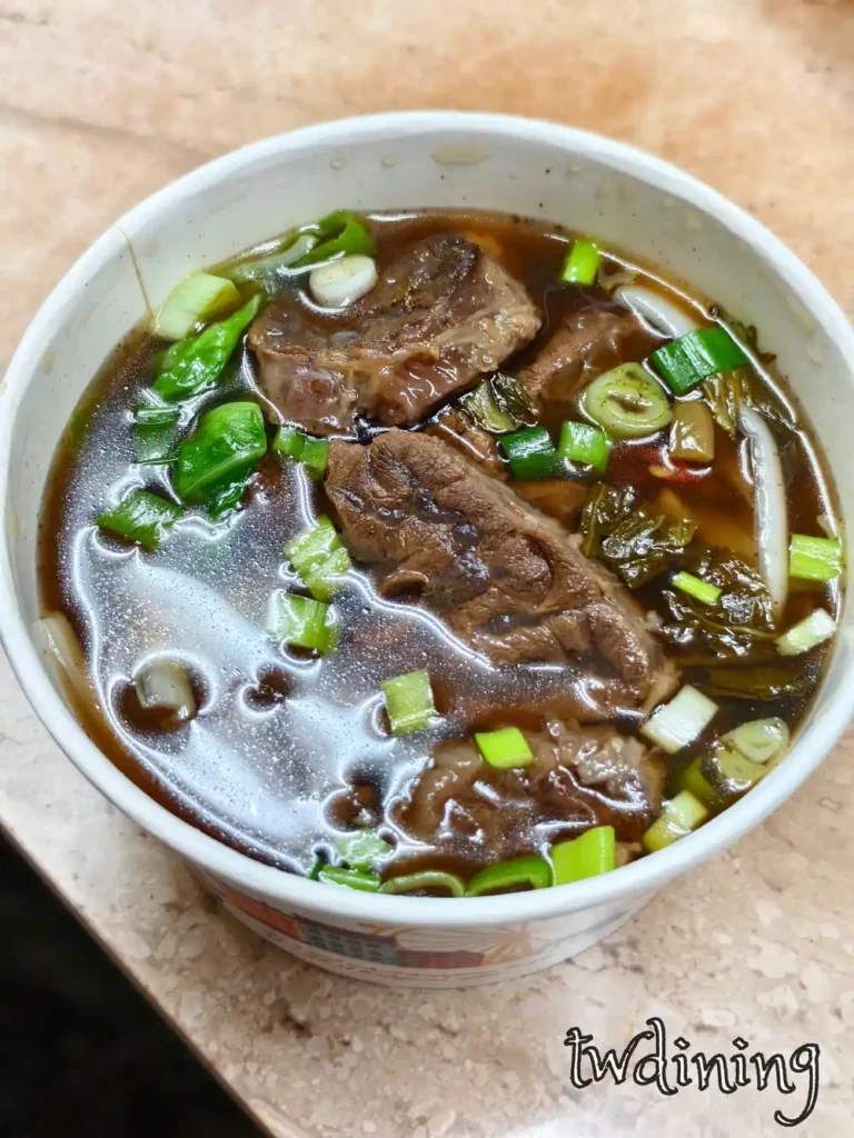 鳳林牛媽媽 Beef Noodles 紅燒牛肉麵選用厚實牛腱肉搭配 Braised Broth 濃郁湯頭是花蓮在地推薦必吃餐點