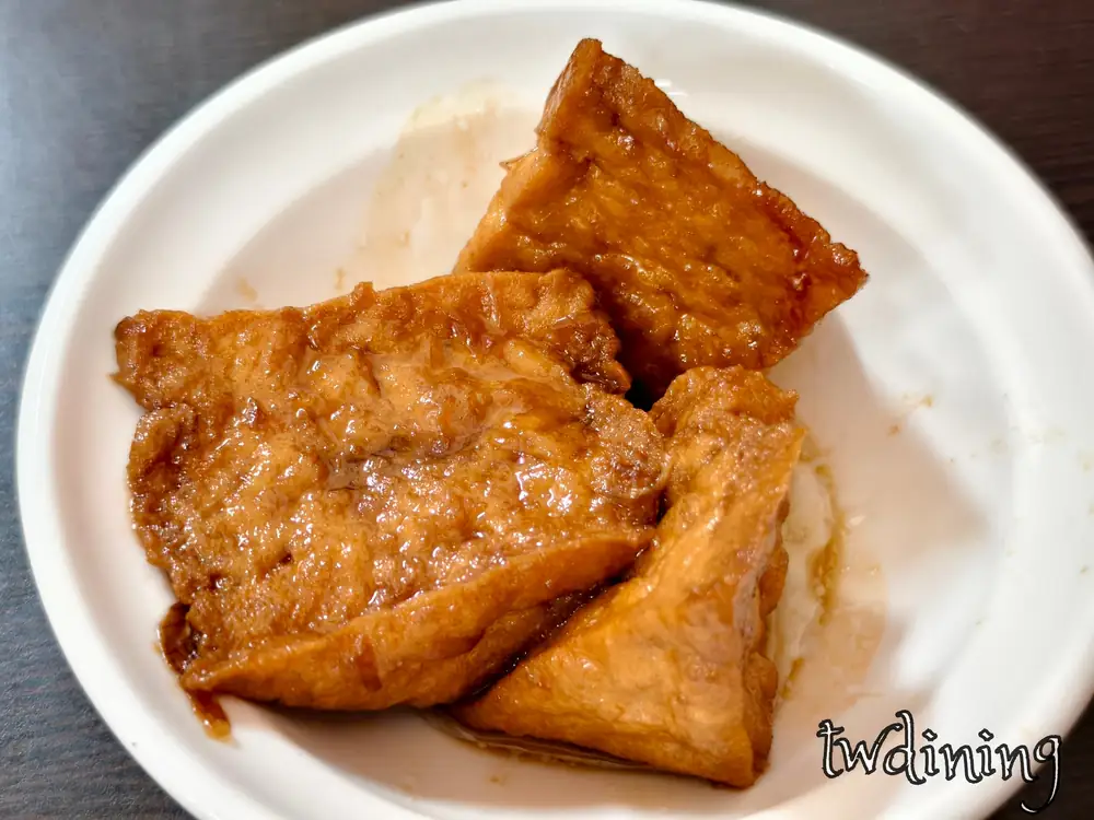 這盤 阿鳳浮水虱目魚羹 的 Braised Fried Tofu 油豆腐吸飽了 Savory Broth 滷汁，台中 Local Side Dish 質地 Soft 且極致 Juicy 呈現台式經典風味。