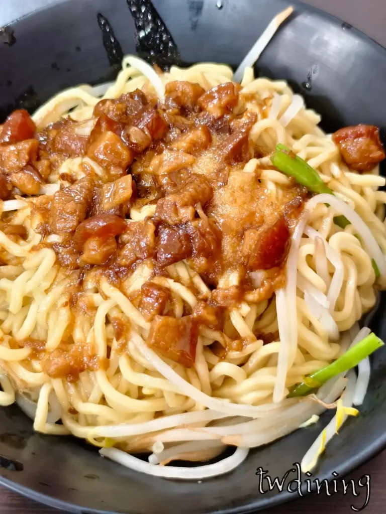 台中 阿鳳浮水虱目魚羹 的 Dry Noodles 肉燥乾麵淋上 Savory Braised Pork 鹹香肉燥與 Bean Sprouts 豆芽，呈現極致 Classic 飽足口感體驗。