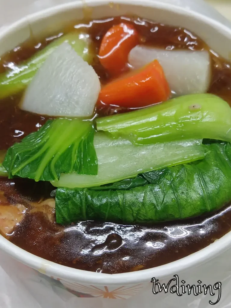 花蓮鳳林牛媽媽麵店牛肉燴飯|招牌燴飯推薦 本人實拍鳳林牛媽媽麵店牛肉燴飯,醬汁濃郁牛肉鮮嫩