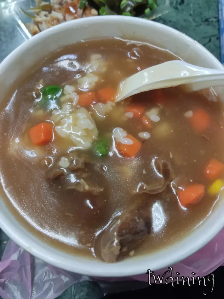 花蓮縣鳳林鎮角坡牛肉麵牛肉燴飯|家常燴飯料理 本人實拍花蓮鳳林角坡牛肉麵牛肉燴飯,湯汁濃厚配料豐盛