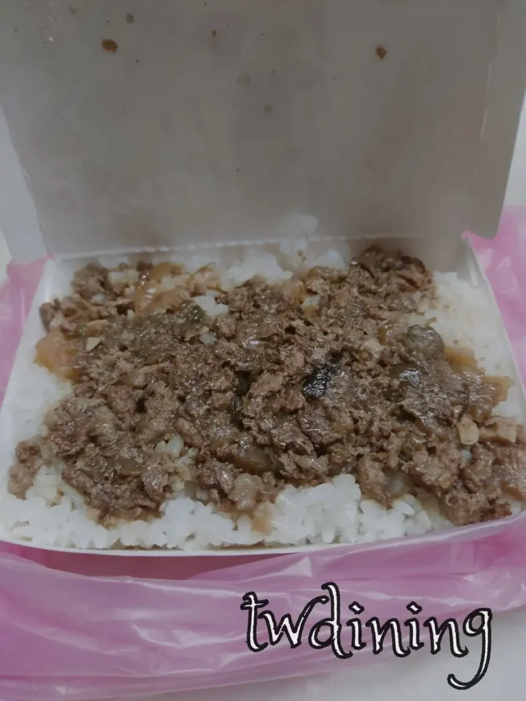 花蓮鳳林牛媽媽麵店滷肉飯|經典台灣小吃 本人實拍鳳林牛媽媽麵店滷肉飯,滷汁香濃肥瘦相間