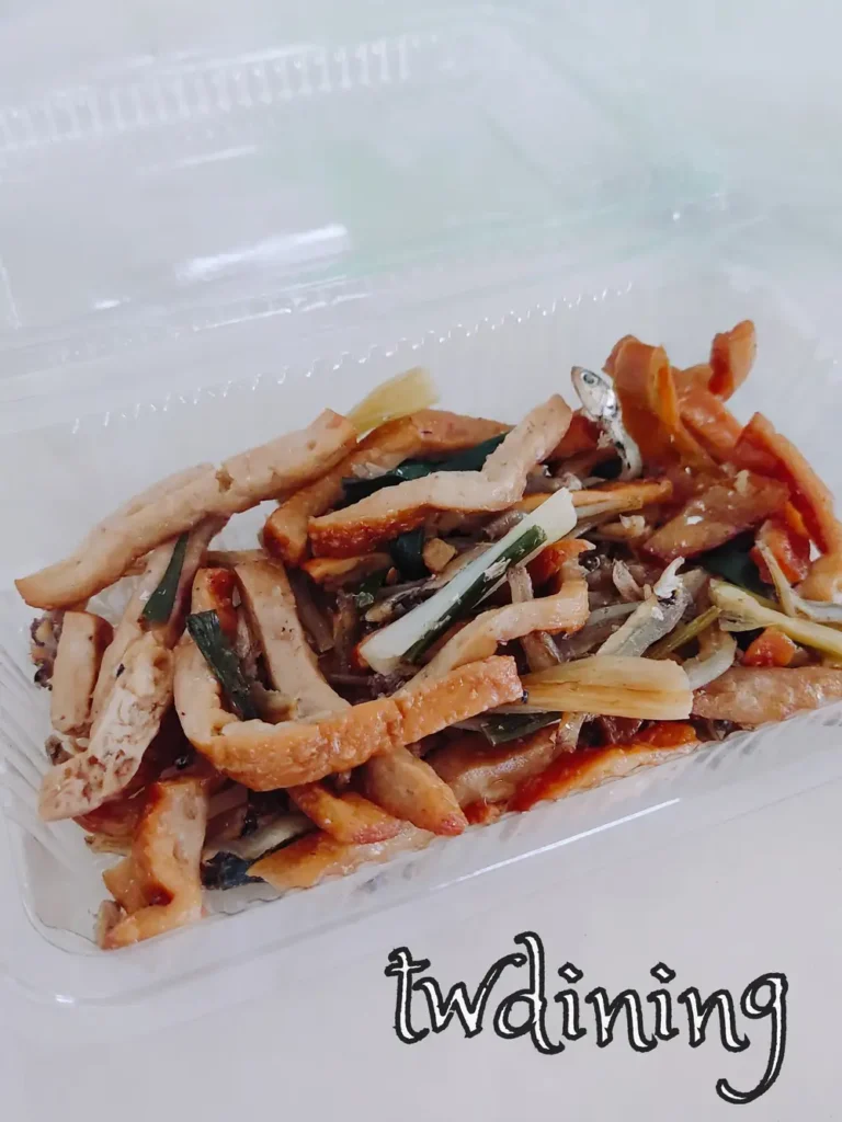 花蓮鳳林牛媽媽麵店小菜|豆干小魚乾必點 本人實拍鳳林牛媽媽麵店豆干小魚乾,鹹香下飯的開胃小菜