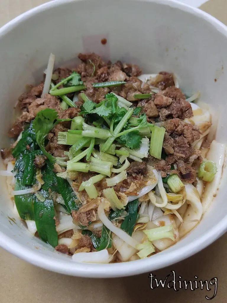 花蓮鳳林牛媽媽麵店乾粄條|家常經典小吃 本人實拍鳳林牛媽媽麵店乾粄條,醬汁香濃簡單樸實