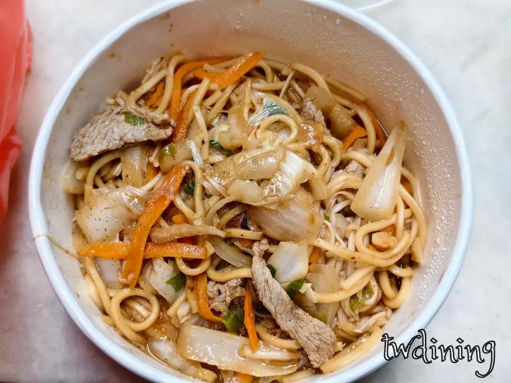 庚角坡牛肉麵 Pork Fried Noodles 豬肉炒麵 Hualien 鳳林 Stir-fried Cabbage Carrot Savory Soy Sauce Taiwan Style Tasty Dinner