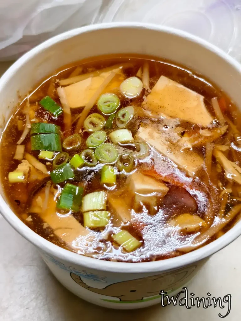 花蓮鳳林牛媽媽麵店酸辣麵|開胃必點麵食 本人實拍鳳林牛媽媽麵店酸辣麵,酸爽開胃帶點辣勁