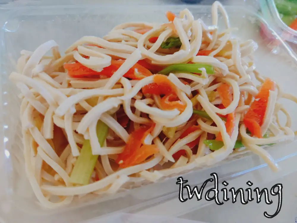 花蓮鳳林牛媽媽麵店小菜|涼拌豆絲推薦 本人實拍鳳林牛媽媽麵店涼拌豆絲,清爽帶芝麻香氣