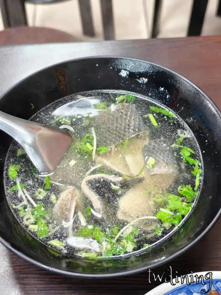 這碗 阿鳳浮水虱目魚羹 Milkfish Skin Soup 魚皮湯充滿 Collagen 膠原蛋白，台中 Local Soup 清甜 Broth 與 Ginger 絲穿插交織極致 Fresh 鮮美。