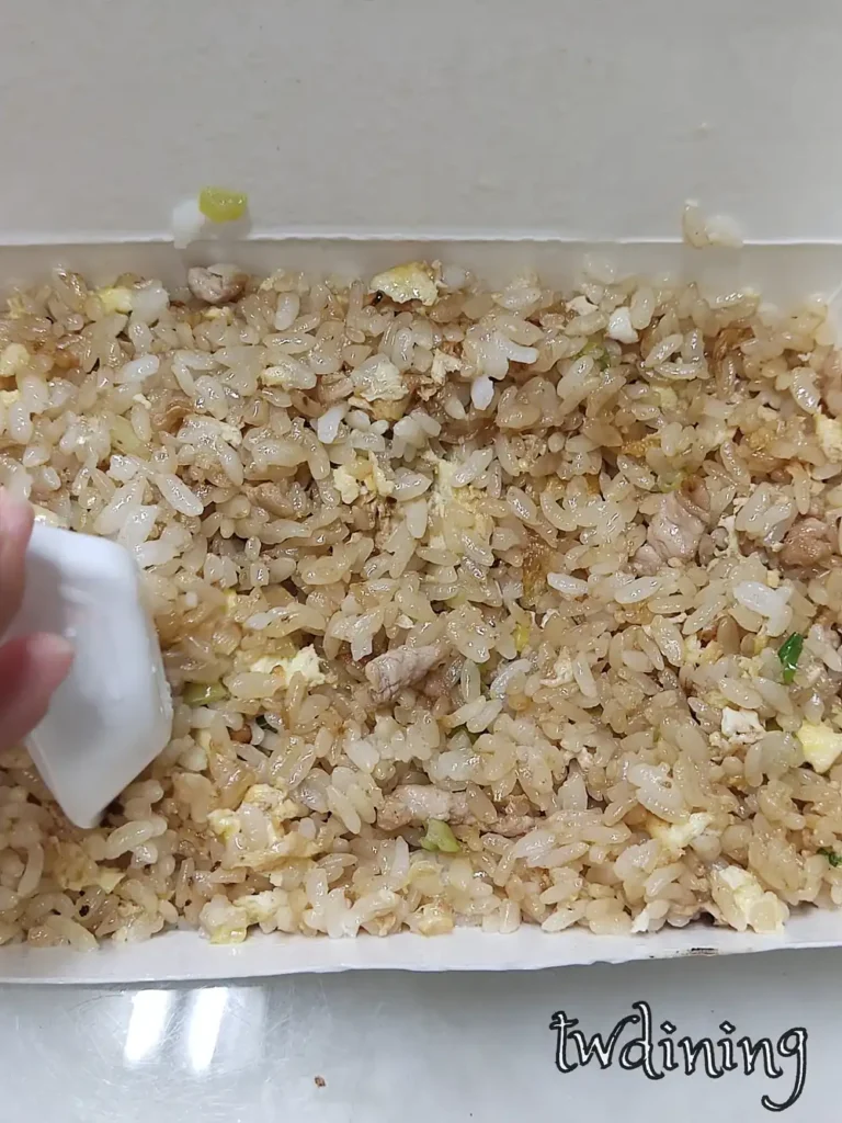 大陸餃子館 da-lu 肉絲炒飯 shredded pork fried rice，粒粒分明 grained rice 帶有迷人風味 aromatic breath，肉絲鮮嫩 tender pork 與雞蛋 egg 均勻拌炒，花蓮光復在地推薦經典主食，份量十足極致美味 delicious taste。