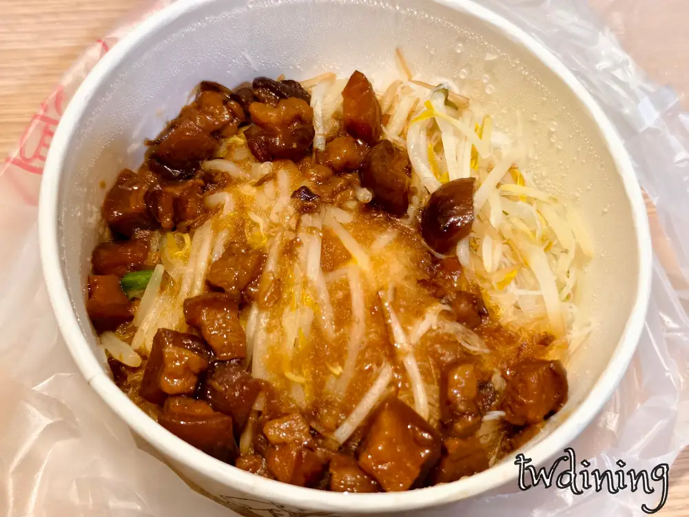 台中 阿鳳浮水虱目魚羹 的 Dry Rice Noodles 肉燥米粉，淋上 Savory Braised Pork 鹹香肉燥與 Bean Sprouts 豆芽，呈現極致 Classic 飽足口感體驗。