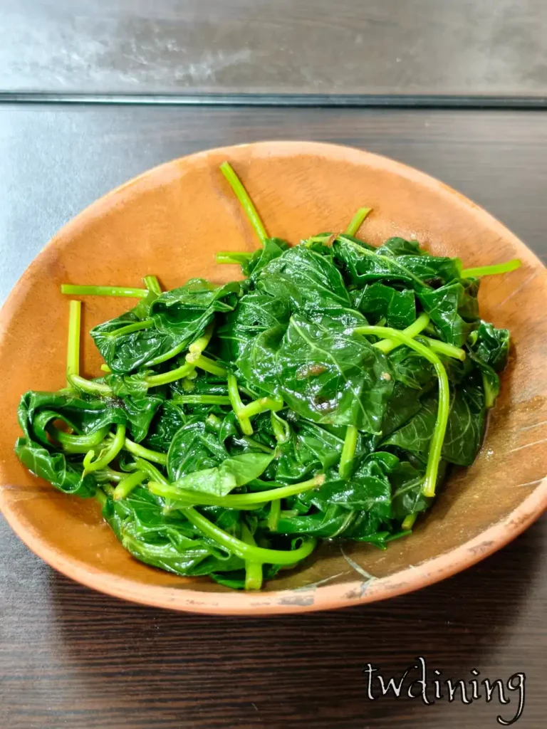 阿鳳浮水虱目魚羹 的 Blanched Sweet Potato Leaves 燙番薯葉，加入 Garlic Sauce 蒜泥醬油極致 Green 鮮嫩，是台中 Diner 必點 Side Dish 均衡美味。