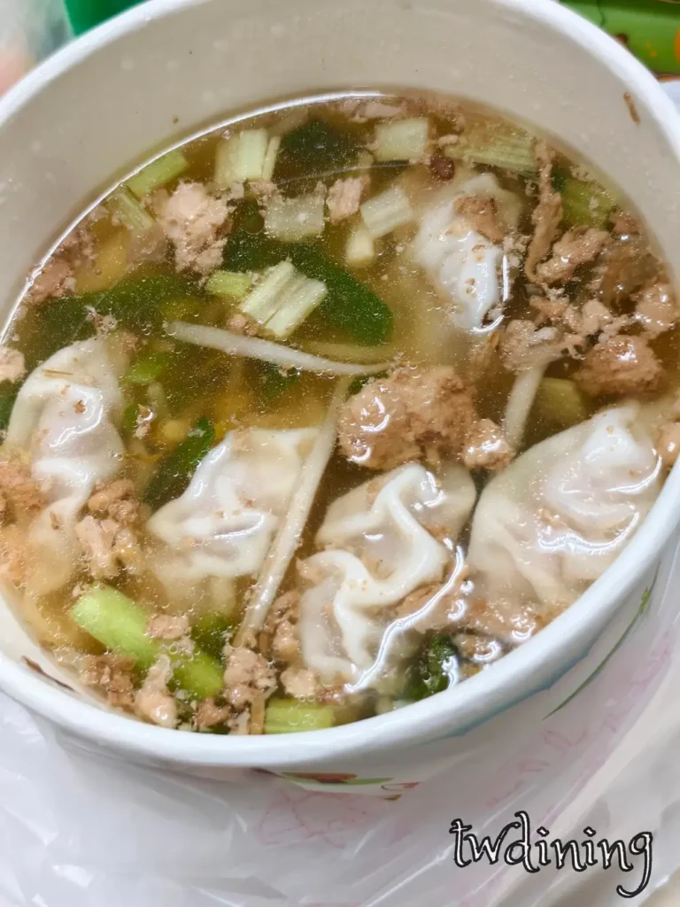鳳林牛媽媽 Wonton Noodles 餛飩湯麵內含每日現包皮薄餡多 Wonton 餛飩搭配大骨高湯呈現鳳林最溫潤好滋味