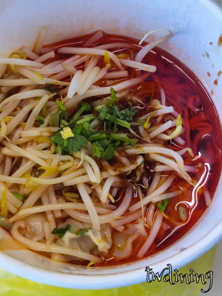 鳳林老店特製 spicy wontons 紅油炒手淋上香辣紅油與蔥花展現出誘人的川味色彩