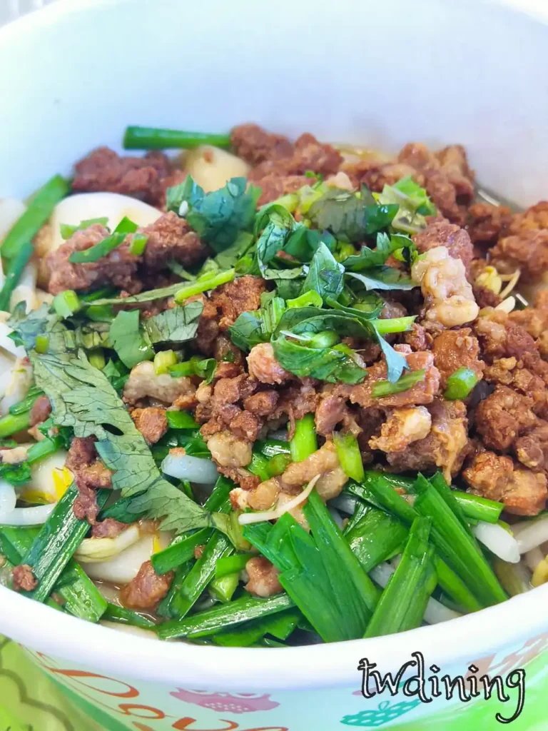 鳳林福華麵店招牌 dry noodles 乾麵拌入香氣四溢的肉燥並加入韭菜與豆芽菜增添口感