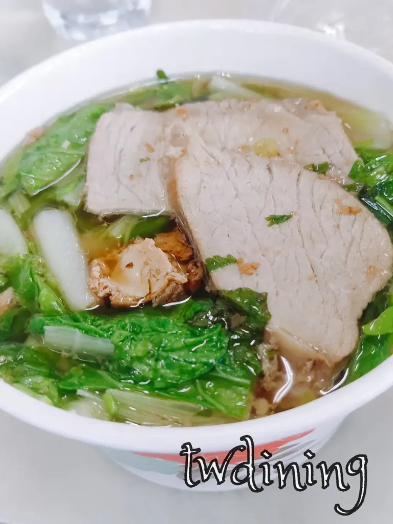 福華麵店現煮 noodle soup 湯麵選用清甜大骨 broth 湯頭並搭配肉燥與新鮮時蔬呈現