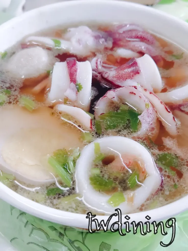 福華麵店必吃 squid yuli noodles 小卷玉里麵加入整隻新鮮小卷與道地玉里麵條