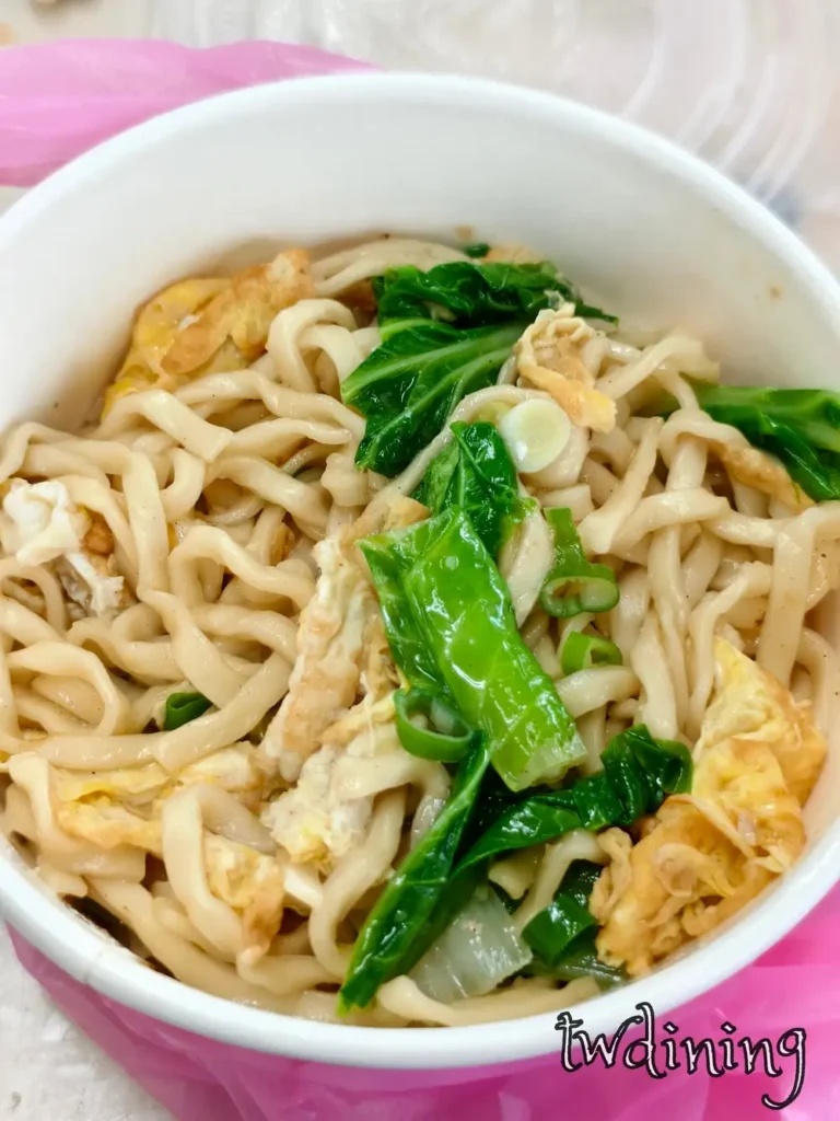 茂記小吃美味 Stir-fried Ramen，特製拉麵搭配鮮嫩雞蛋與青翠蔬菜，麵條彈牙且充滿鑊氣，展現道地小吃魅力。