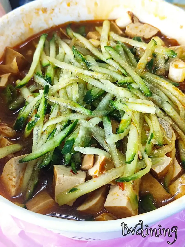 花蓮鳳林茂記麵店炸醬麵|經典台灣小吃 本人實拍茂記麵店炸醬麵,香濃醬汁搭配彈牙麵條