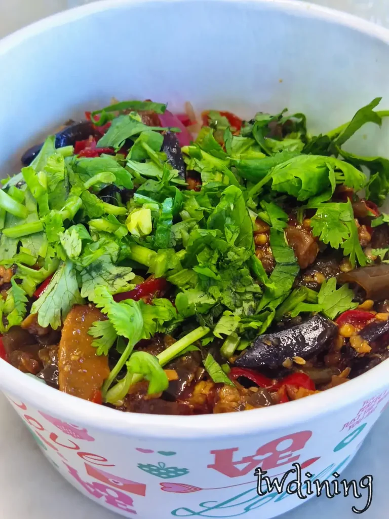 花蓮鳳林福華麵店催淚皮蛋麵|特色創意拌麵 本人實拍福華麵店催淚皮蛋麵,獨特風味拌麵