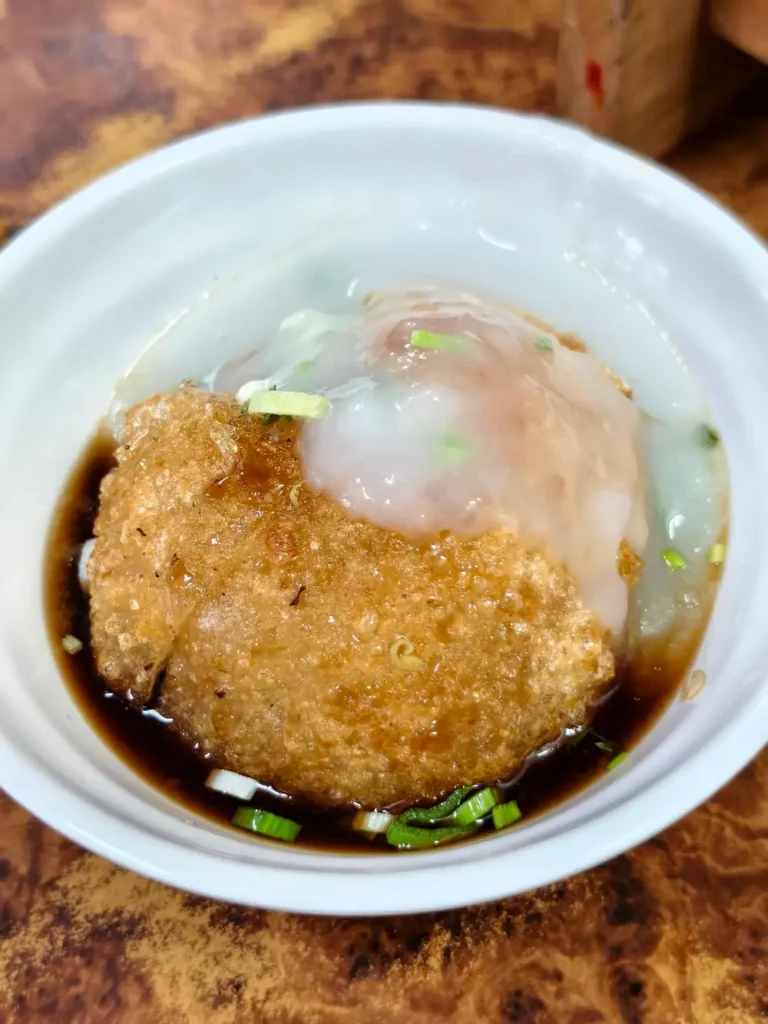 吳記脆皮肉圓金黃酥脆外皮與特製甜辣醬特寫