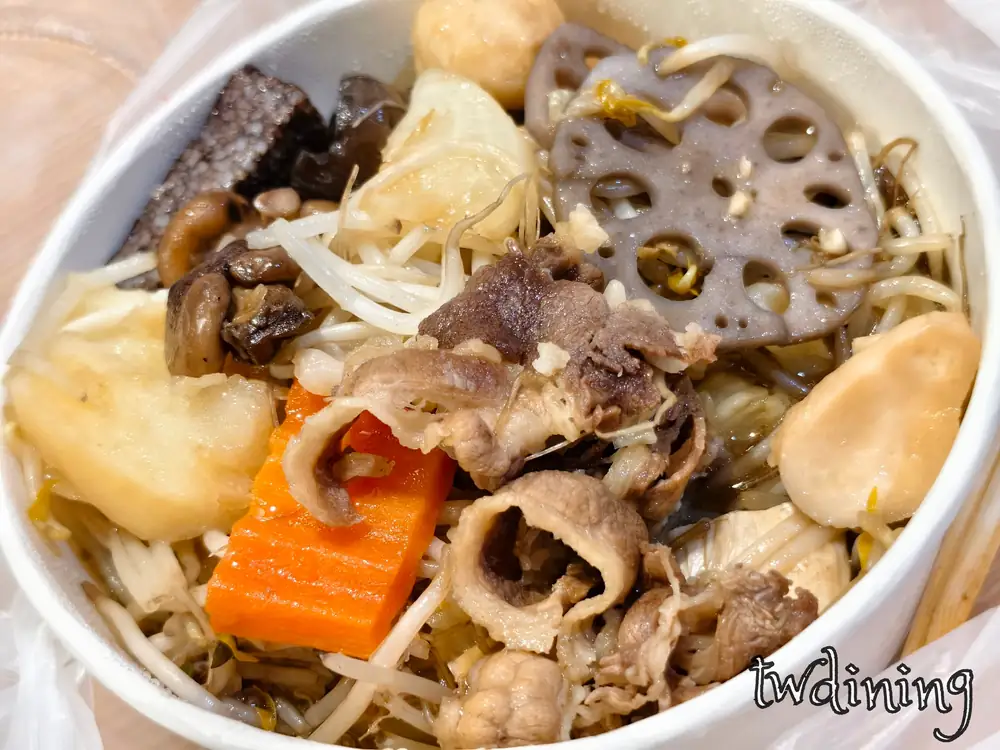 原味蒜香火鍋食材實拍，包含蓮藕與豬肉片等豐富配料。