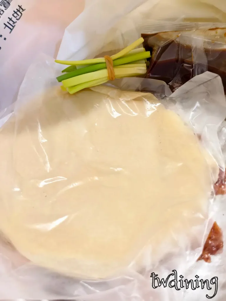 御品烤鴨手工餅皮與特製甜麵醬新鮮大蔥配料