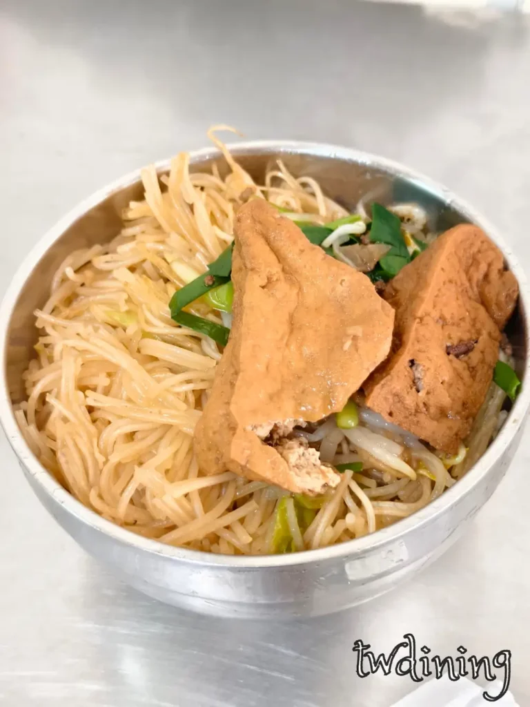 台中傳統式 rice vermicelli 炒米粉口感 Q 彈且吸飽了鹹香滷汁並搭配兩塊燉煮入味的紅燒油豆腐