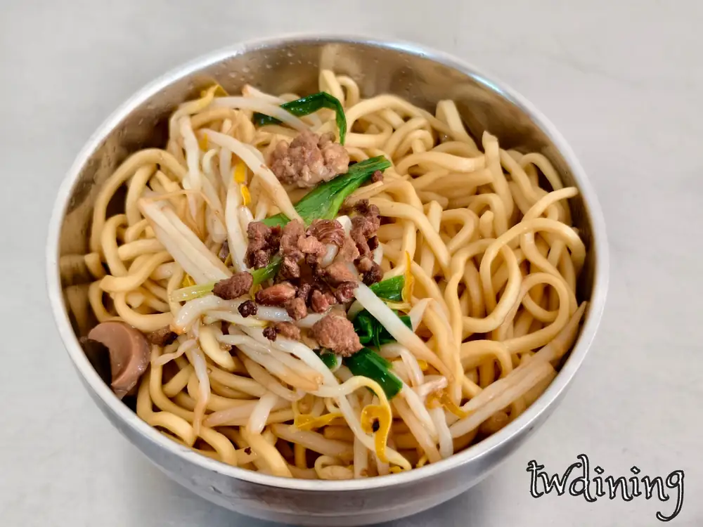 台中道地 fried noodles 炒麵淋上鹹香滷汁肉燥並搭配清爽豆芽菜展現出豐富飽滿的傳統視覺感