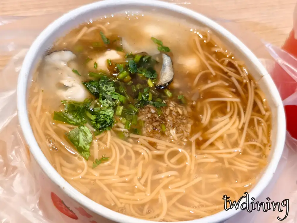 吳哥 (wu-ge) 在 台中 (taichung) 販售的 蚵仔麵線，鮮甜蚵仔搭配手工麵線羹的 Seafood Vermicelli。