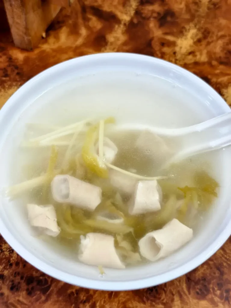 吳記脆皮肉圓必點豬腸湯清甜湯頭與軟嫩豬腸細節