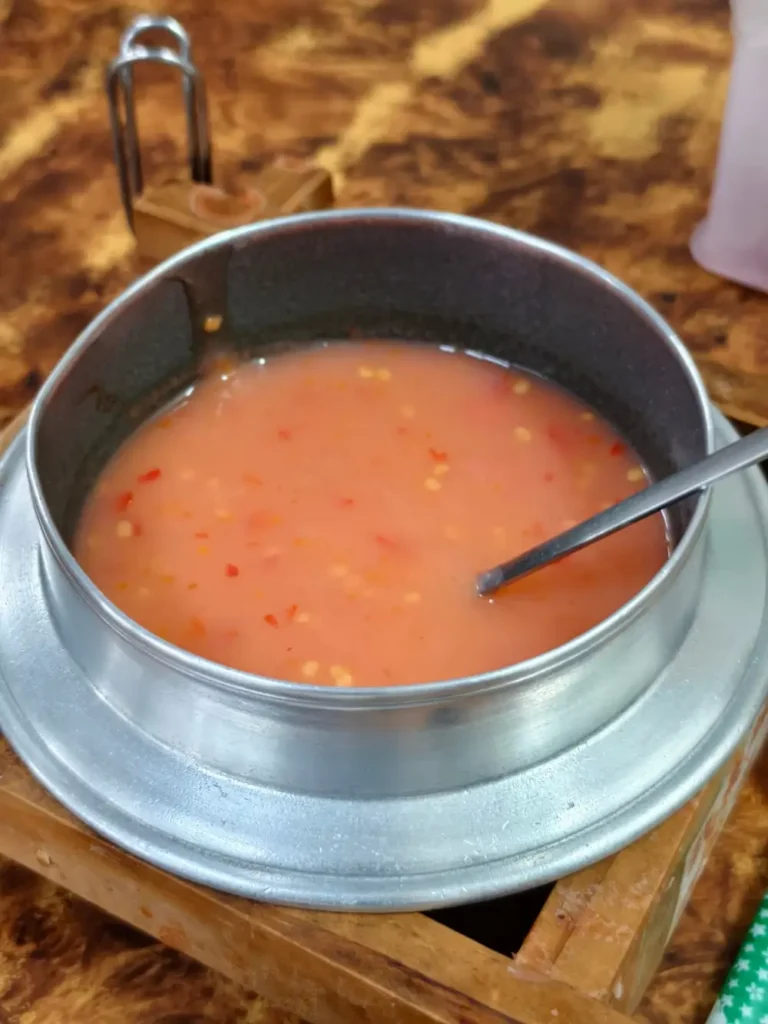 吳記脆皮肉圓每桌標配特製粉紅甜辣醬與辣椒醬