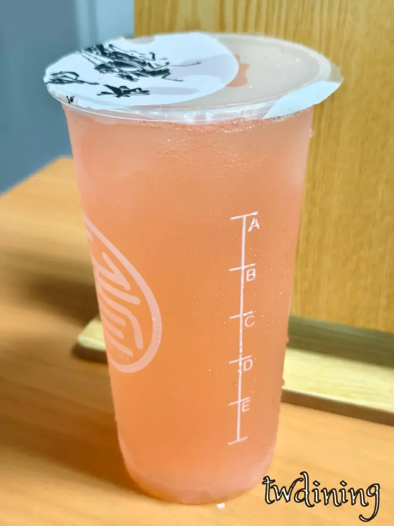 麻辣鍋解辣飲料推薦：麻辣火少爺玫瑰荔枝舒活特調。