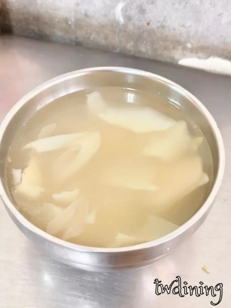 北區老店提供的鮮甜 bamboo shoot soup 竹筍湯選用當季嫩筍切片熬煮出純粹且健康清爽的風味