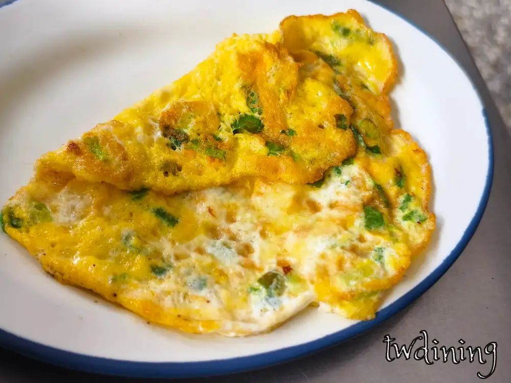 現點現煎的 scallion egg 蔥蛋表面金黃微焦並散發出濃郁青蔥香氣是老饕吃炒麵必點的台式配菜