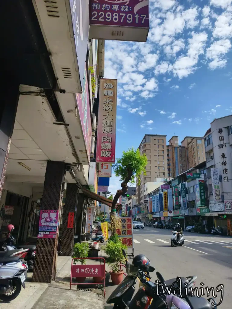 位於台中市漢口路三段的傳統紅底黃字 storefront 店面招牌外觀與熱鬧的在地排隊用餐氛圍景象