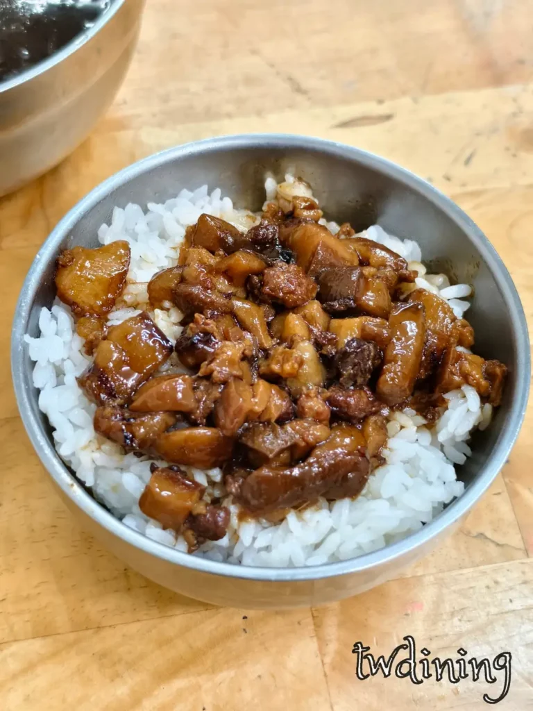 [twdining] 台中北區 鴨鄉飽御膳坊 肉燥飯實拍，展示碎肉燥比例與滷汁拌飯細節。