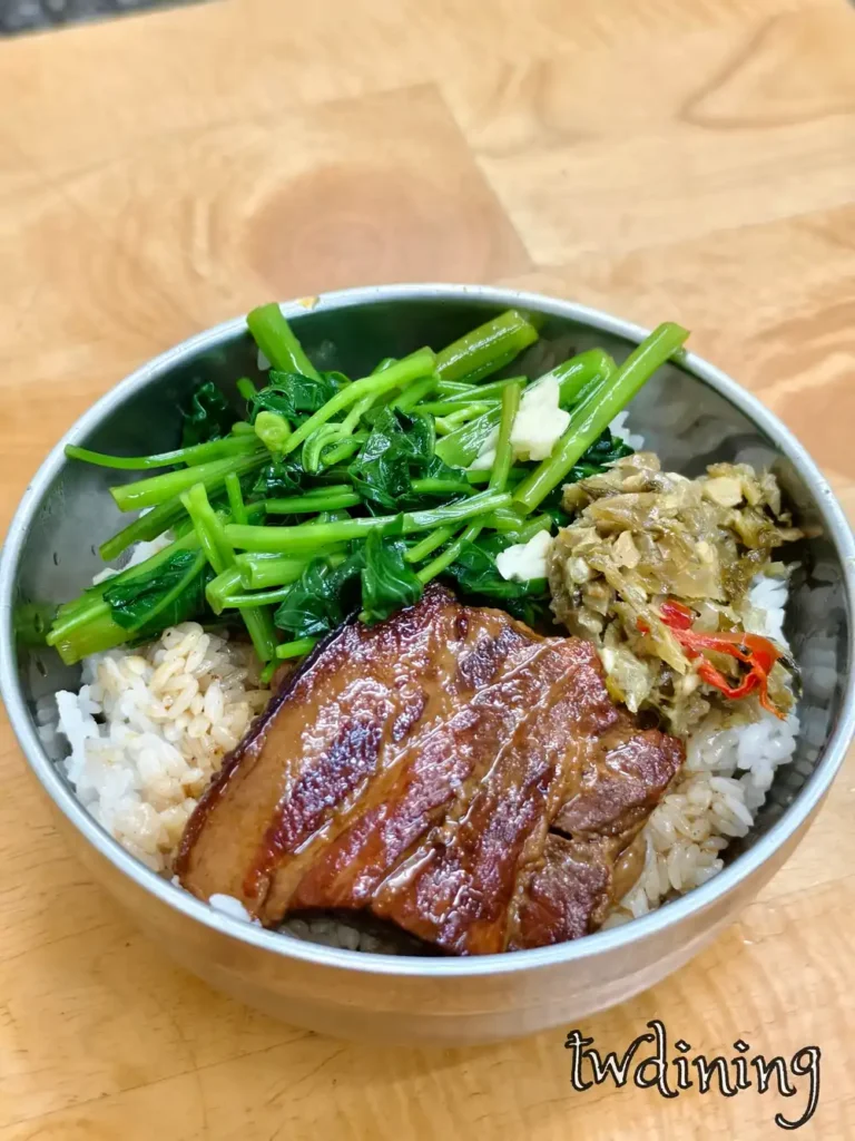 台中北區鴨鄉飽控肉飯實拍：twdining 記錄下滷汁滲透米飯與肥瘦肉交疊的真實狀態。