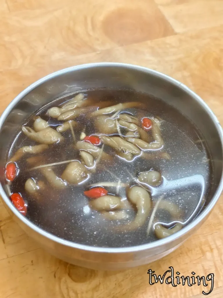 [實測紀錄] 鴨鄉飽鴨腸湯細節：twdining 展示清澈的薑絲湯頭與乾淨的鴨腸處理。