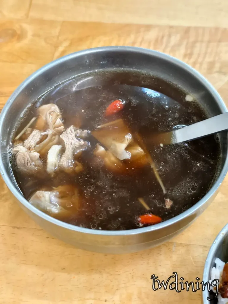 台中北區好吃鵝肉湯參考：twdining 捕捉鵝油在湯面上呈現的自然甘甜質感。