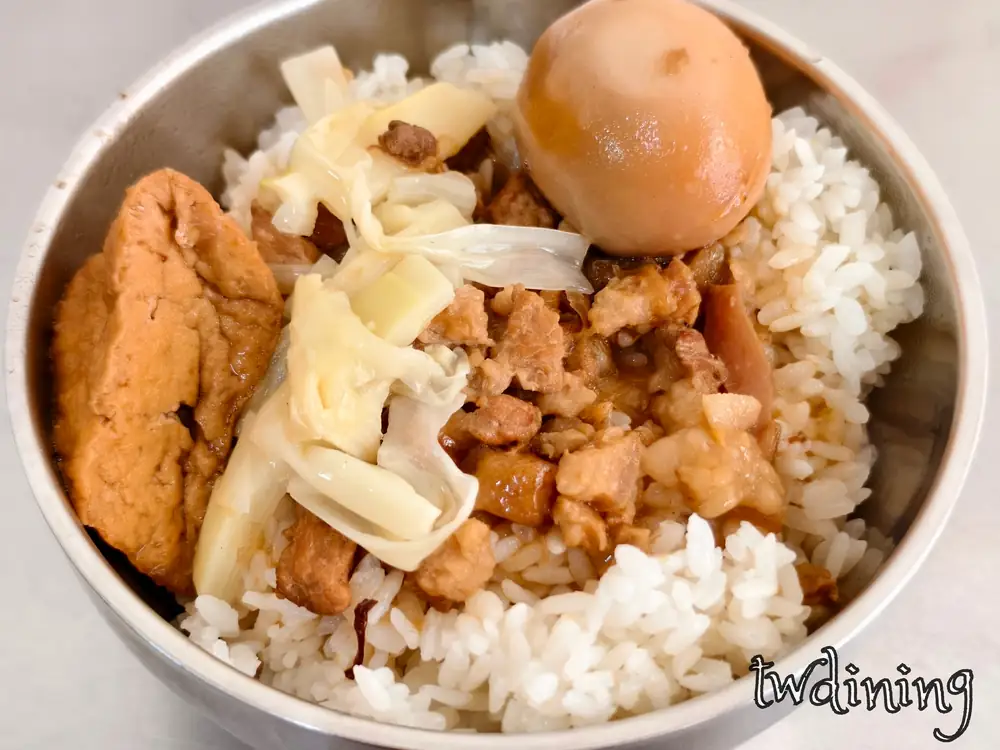 漢口路經典 braised pork rice 肉燥飯淋上肥瘦適中的特製滷肉燥並搭配一顆渾圓入味的滷蛋