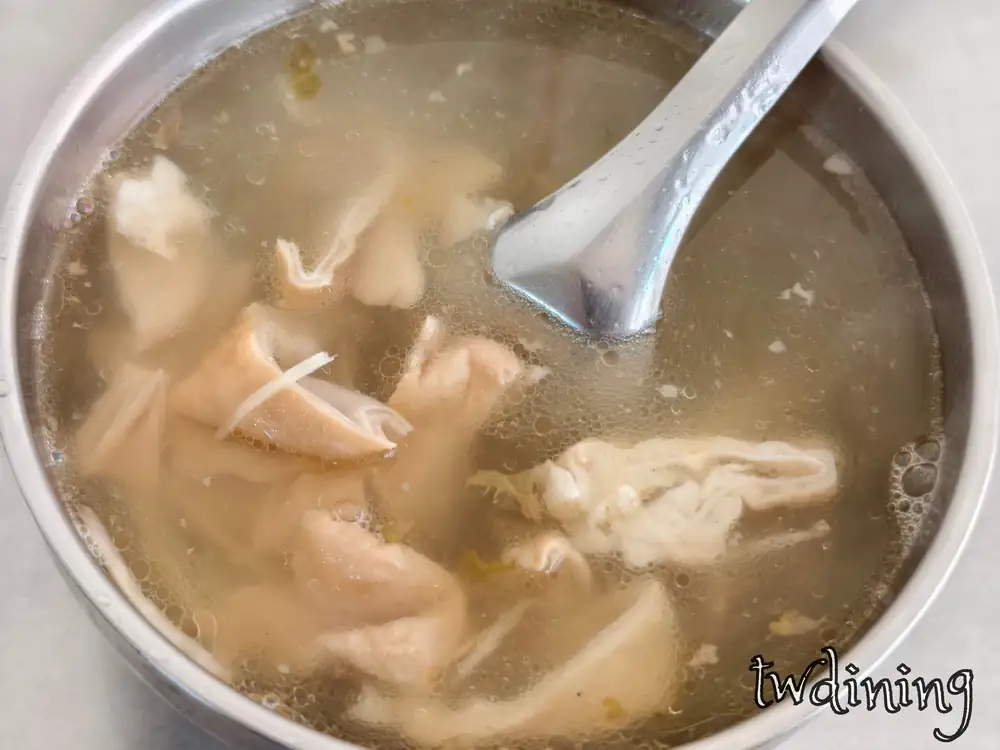 漢口路道地傳統 intestine soup 大腸湯將處理乾淨的大腸燉煮至軟 Q 彈牙且湯頭帶有深厚濃郁感