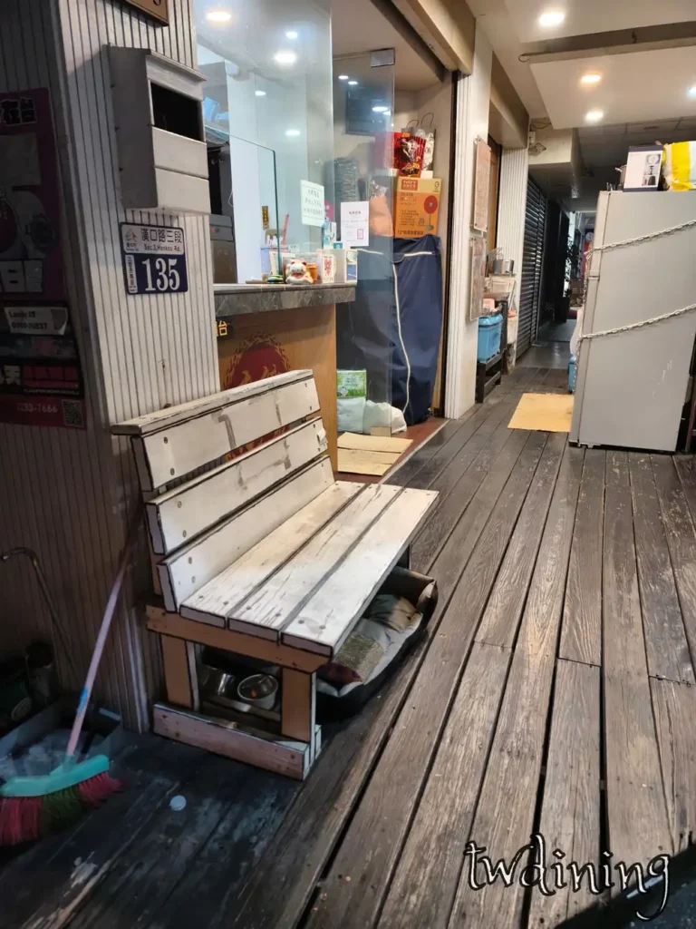 麻辣火少爺餐廳入口環境實拍，提供乾淨候位座位區。