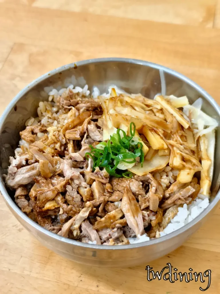 twdining 實地用餐紀錄：台中北區鴨鄉飽煙燻鴨肉飯，呈現帶皮鴨肉的油脂亮澤感。